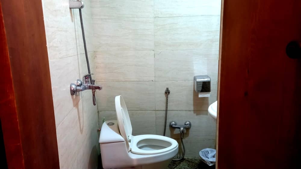 اجاره اتاق بومگردی دو تخته مستر دار در شیراز  - درب شیخ
