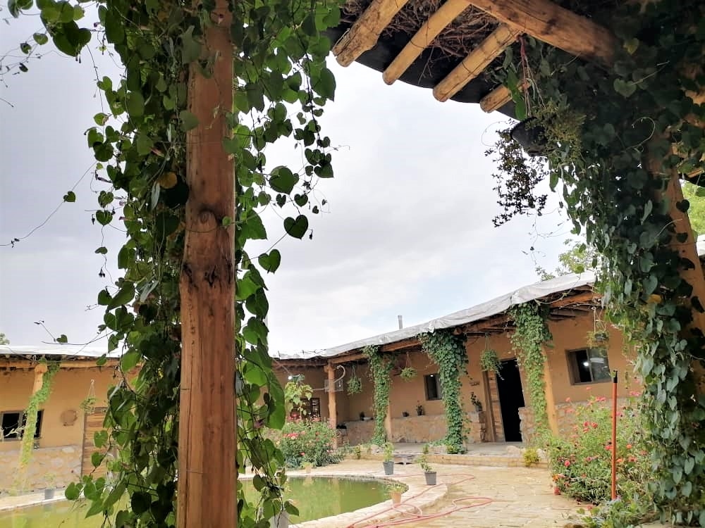 اجاره خانه روستایی در سربست سپیدان - 120 متری دوخوابه همکف