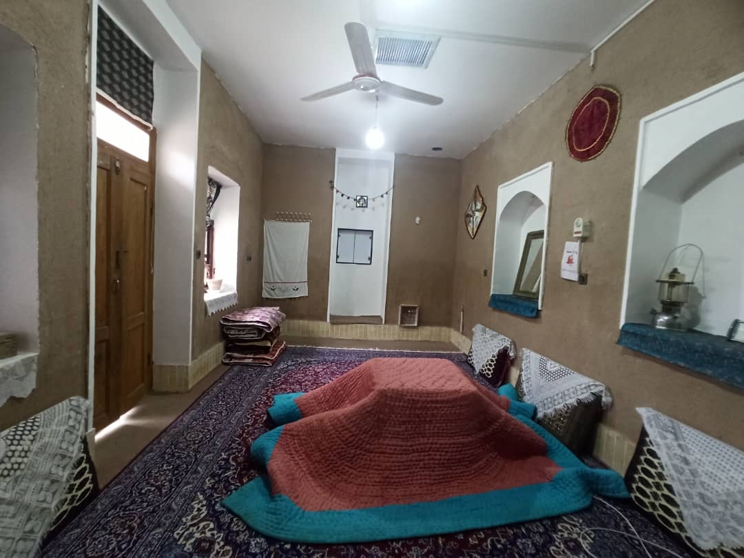 اجاره خانه سنتی در بهشتی ورزنه - اتاق شاه نشین -20 متری