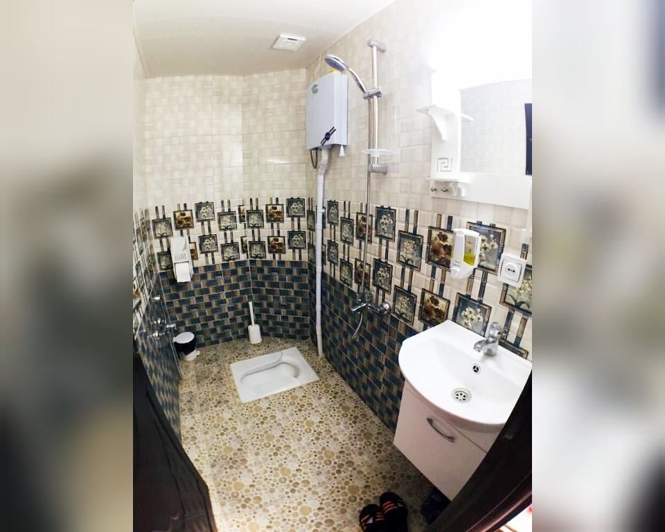 اجاره سوئیت سنتی در قلعه نوخرقان شاهرود-یک تخته ورودی تراس