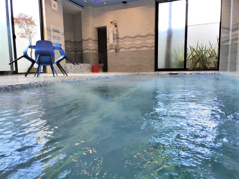 اجاره ویلا با استخر سرپوشیده چهارخوابه در شهرک تهمان سرخرود