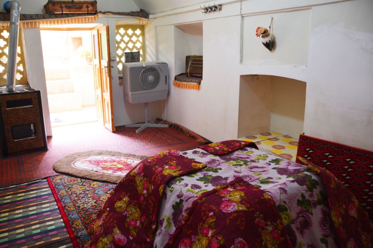 اجاره اتاق سنتی در بیابانک سرخه - سمنان - کرسی