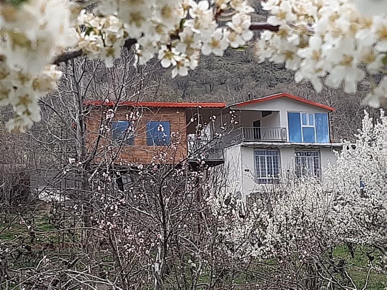 اجاره ویلا باغ در بیاره سیسخت - اتاق شیشه ای