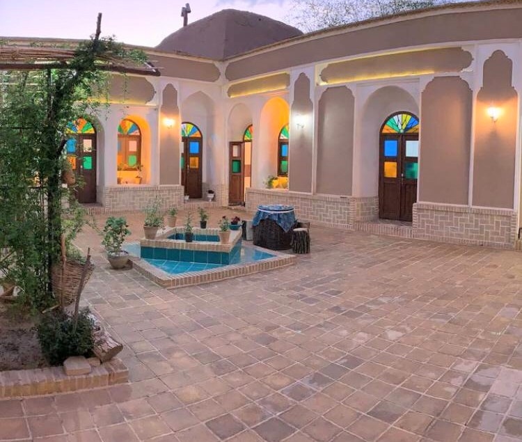 اجاره بومگردی در میدان آزادی - 5