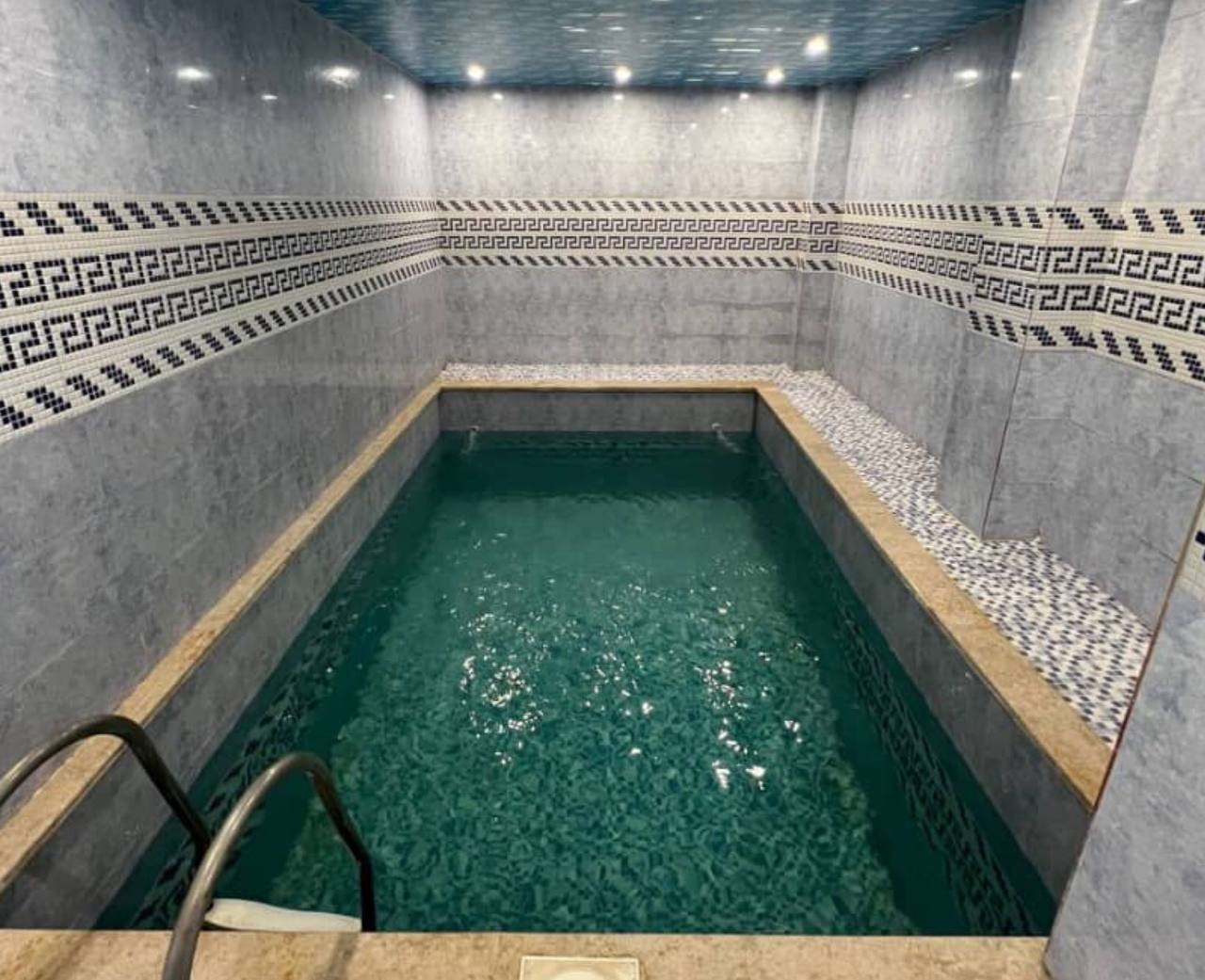 اجاره ویلا نزدیک ساحل با استخرسرپوشیده آبگرم در فرح آباد