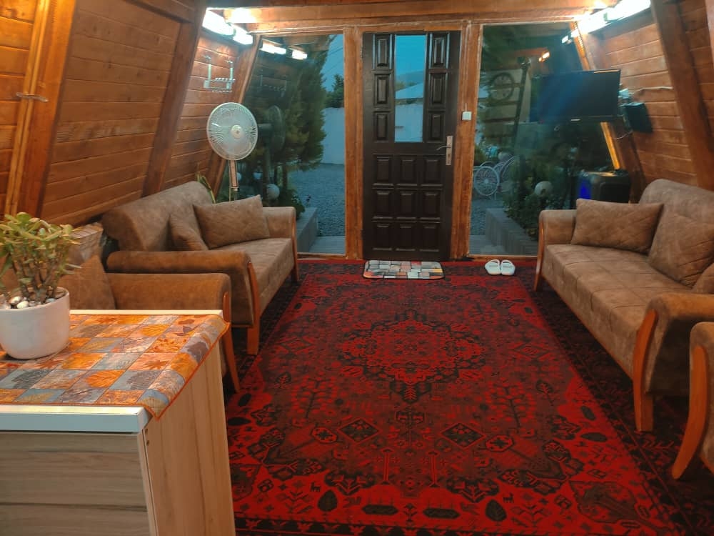 اجاره کلبه سوئیسی جنگلی  جکوزی دار در روستای کلاریکلا سواد کوه