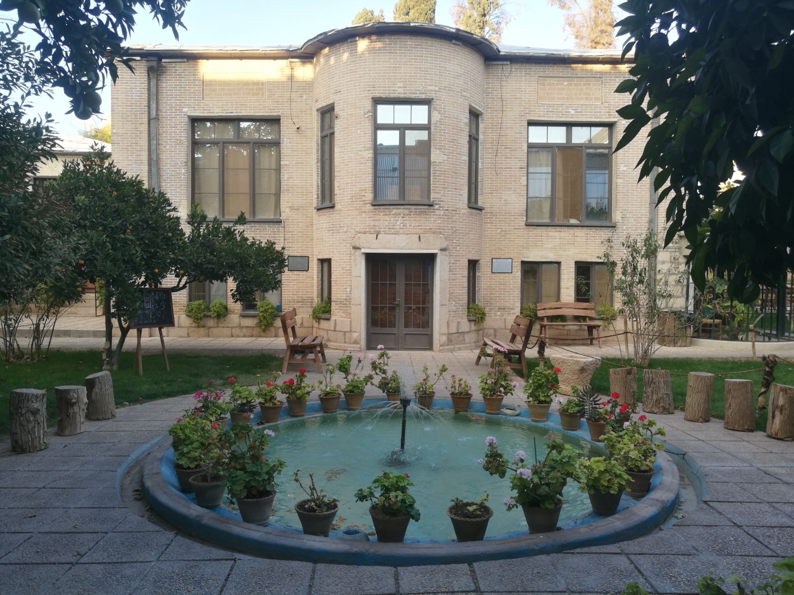 اجاره بوتیک هتل سنتی در مشیرشرقی شیراز  - حافظ