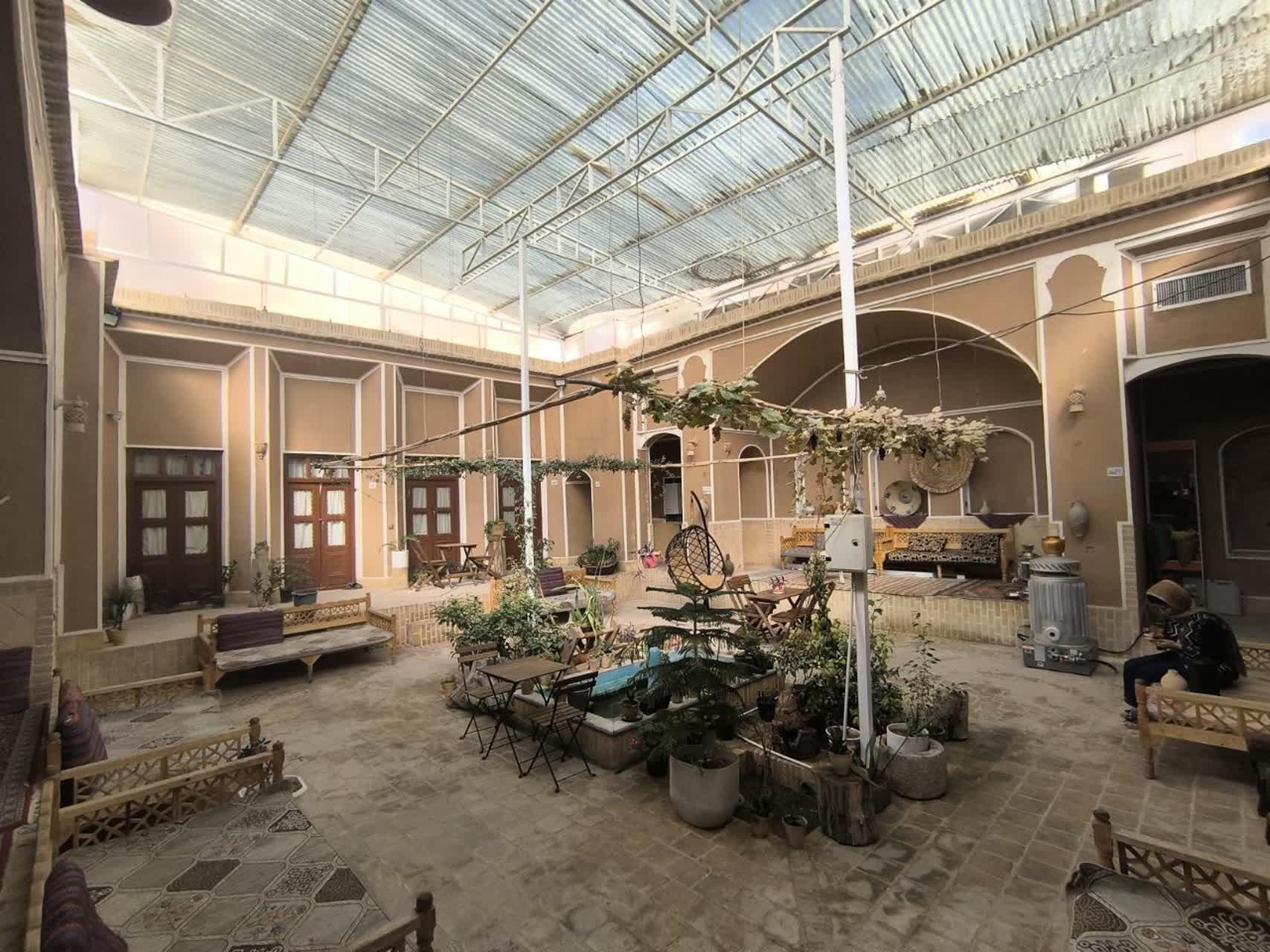 اجاره اقامتگاه بومگردی در خیابان انقلاب یزد - فروغ فرخزاد