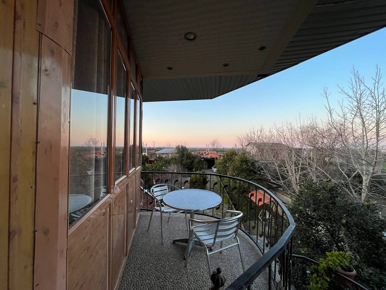 ویلا دو خواب با چشم انداز در گلوگاه نمای ساختمان