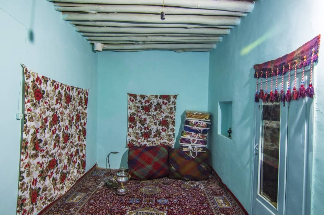 اجاره اقامتگاه بومگردی بخش دینور صحنه-اتاق 15 متری