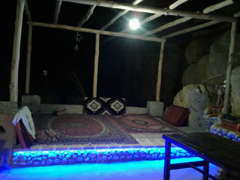 اجاره اقامتگاه و اتاق روستای در قلعه بالا بیارجمند