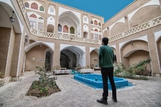 اجاره بومگردی در کمال الملک کاشان - اتاق محراب