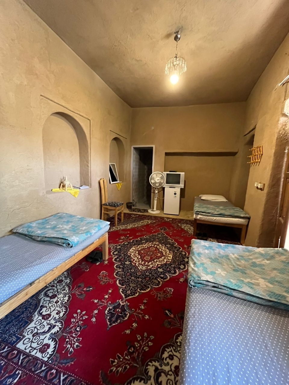 اجاره بوم گردی سنتی در آباده_اتاق سه تخته مستردار