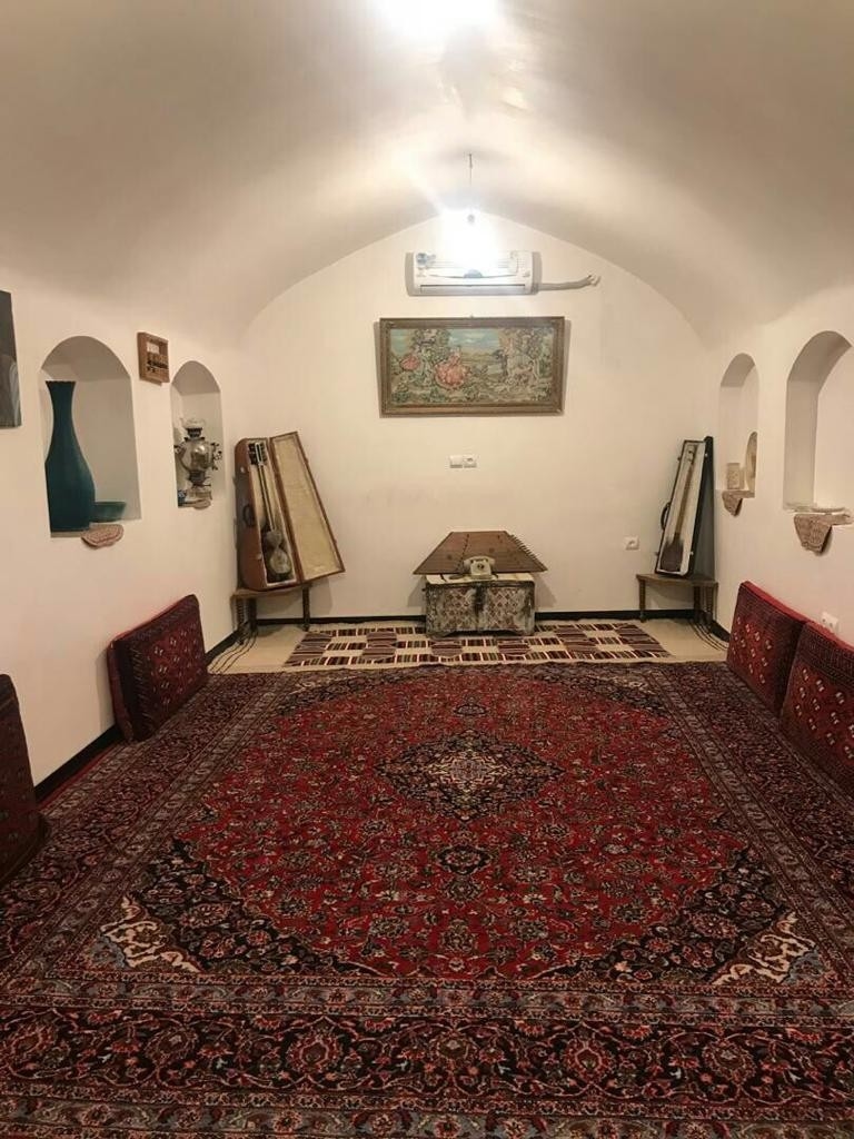 اجاره اتاق سنتی در بیابانک سرخه  - موسیقی