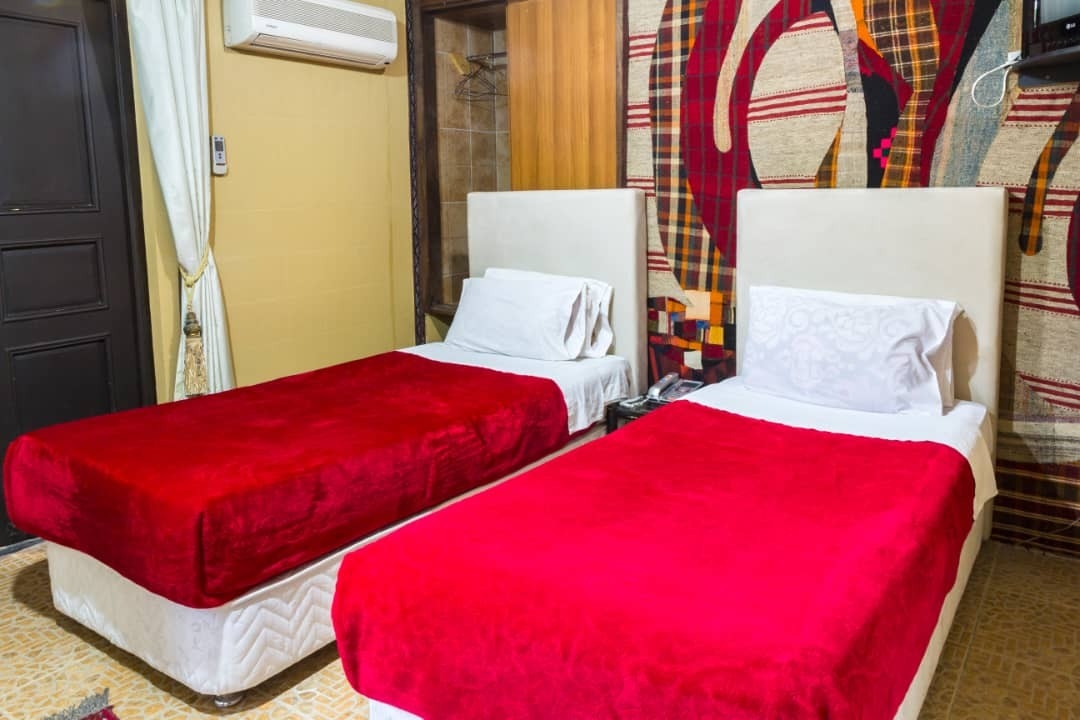 اجاره اقامتگاه سنتی در شیراز-11