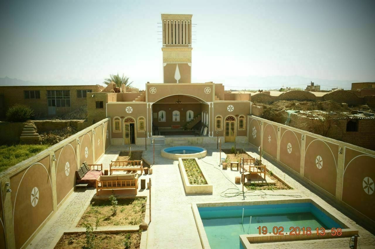 اجاره اقامتگاه بومگردی سنتی آذر در شاهدیه یزد