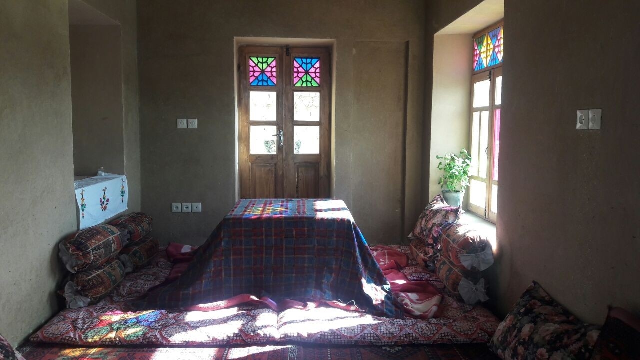 اجاره اتاق سنتی در قلعه بالا بیارجمند - اتاق وسطی