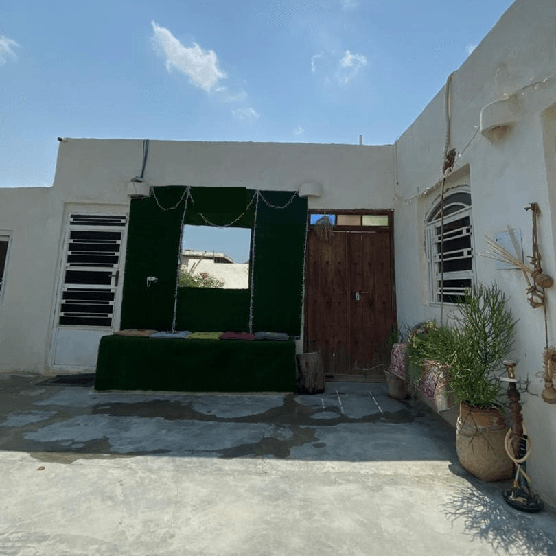 اجاره اقامتگاه بومگردی با استخر روباز در طبل قشم - درخت زندگی محوطه