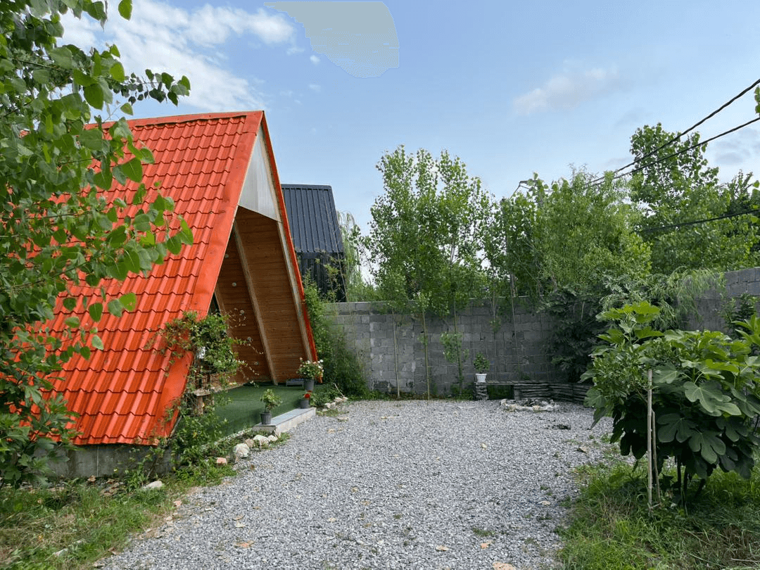 اجاره کلبه سوئیسی نزدیک ساحل در روستا میانرود رضوانشهر - زیزا  نما کلبه 