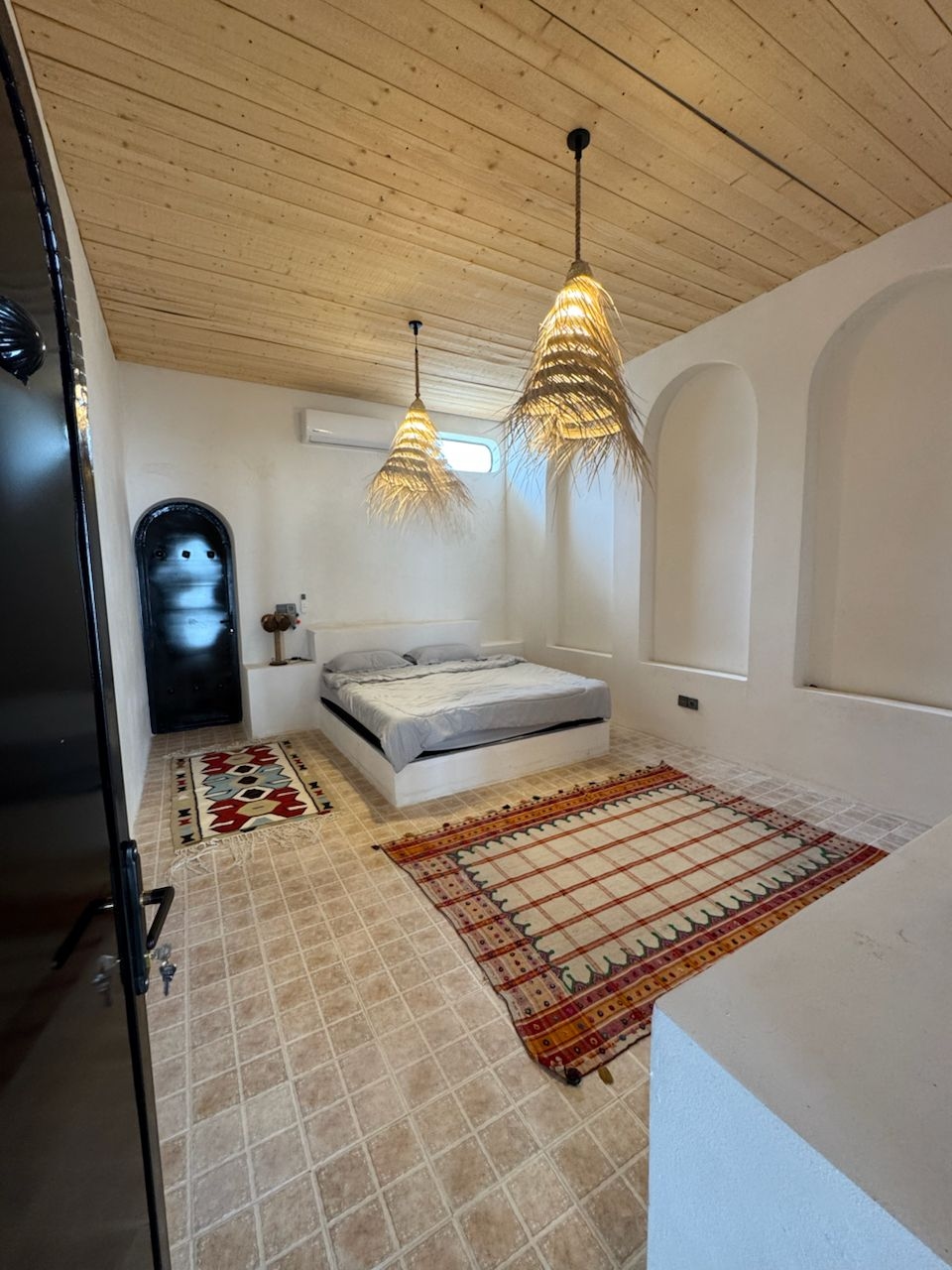 ویلا سه خوابه با استخر روباز در طبل قشم  - لیچی حیاط و نما 