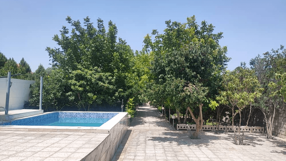 ویلا با استخر روباز آبسرد در شاپورجان شیراز حیاط