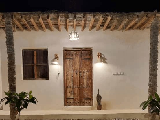   اقامتگاه بومگردی ساحلی در روستا مسن قشم - کُنته  حیاط و نما بیرون اتاق ها 