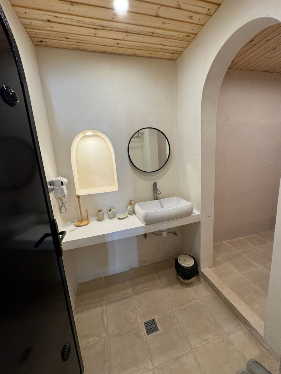 ویلا سه خوابه با استخر روباز در طبل قشم  - لیچی حیاط و نما 