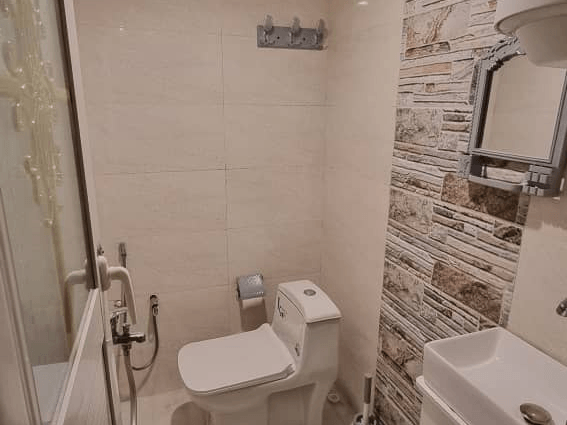   اقامتگاه بومگردی ساحلی در روستا مسن قشم - کُنته  حیاط و نما بیرون اتاق ها 