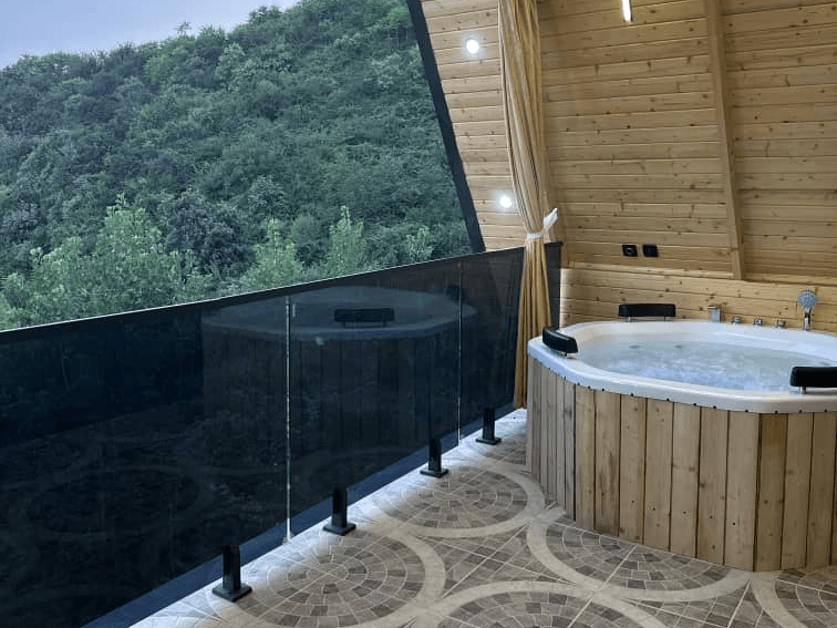 کلبه جنگلی دوبلکس جکوزی دار در سوادکوه  تراس و جکوزی