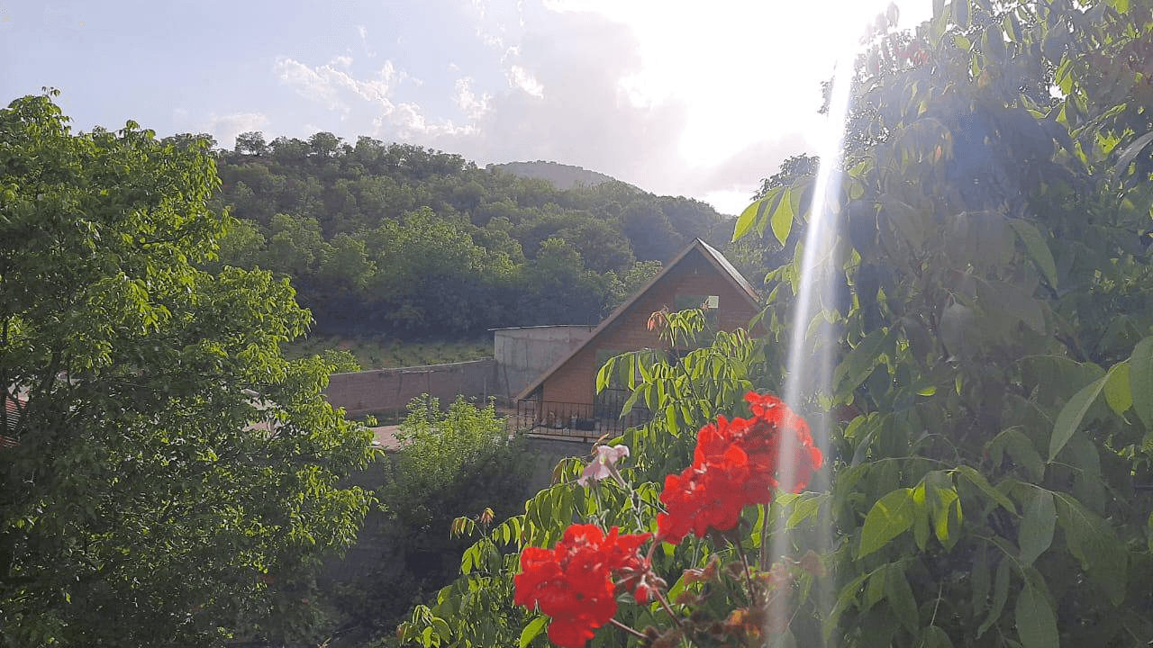 کلبه سوئیسی در روستا بیاره سی سخت  نما کلبه