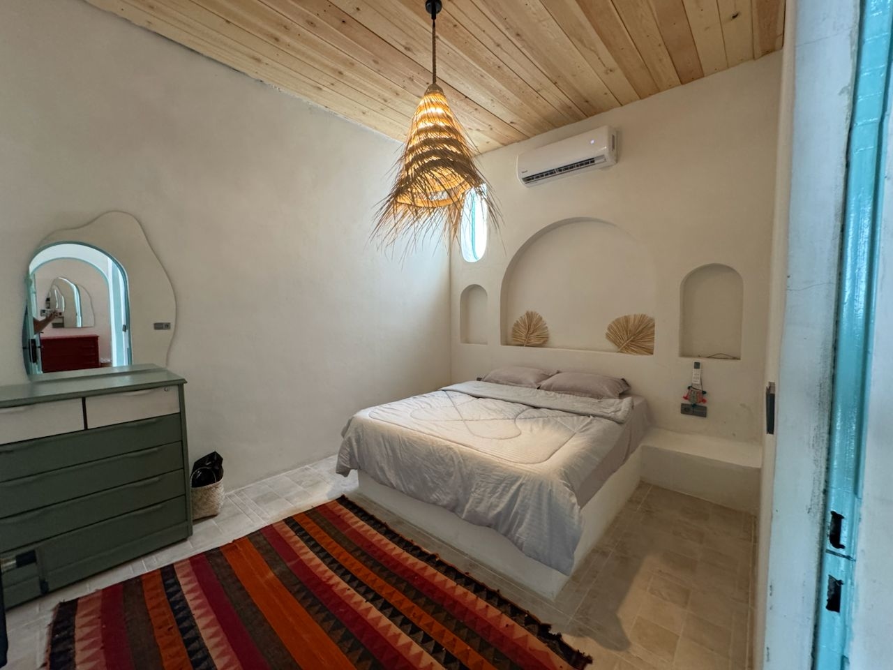 ویلا دوخوابه با استخر روباز در طبل قشم - کوکو حیاط و استخر 