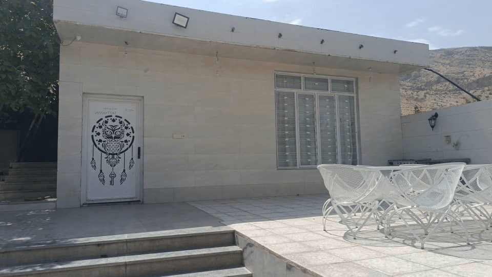 ویلا با استخر روباز آبسرد در شاپورجان شیراز حیاط