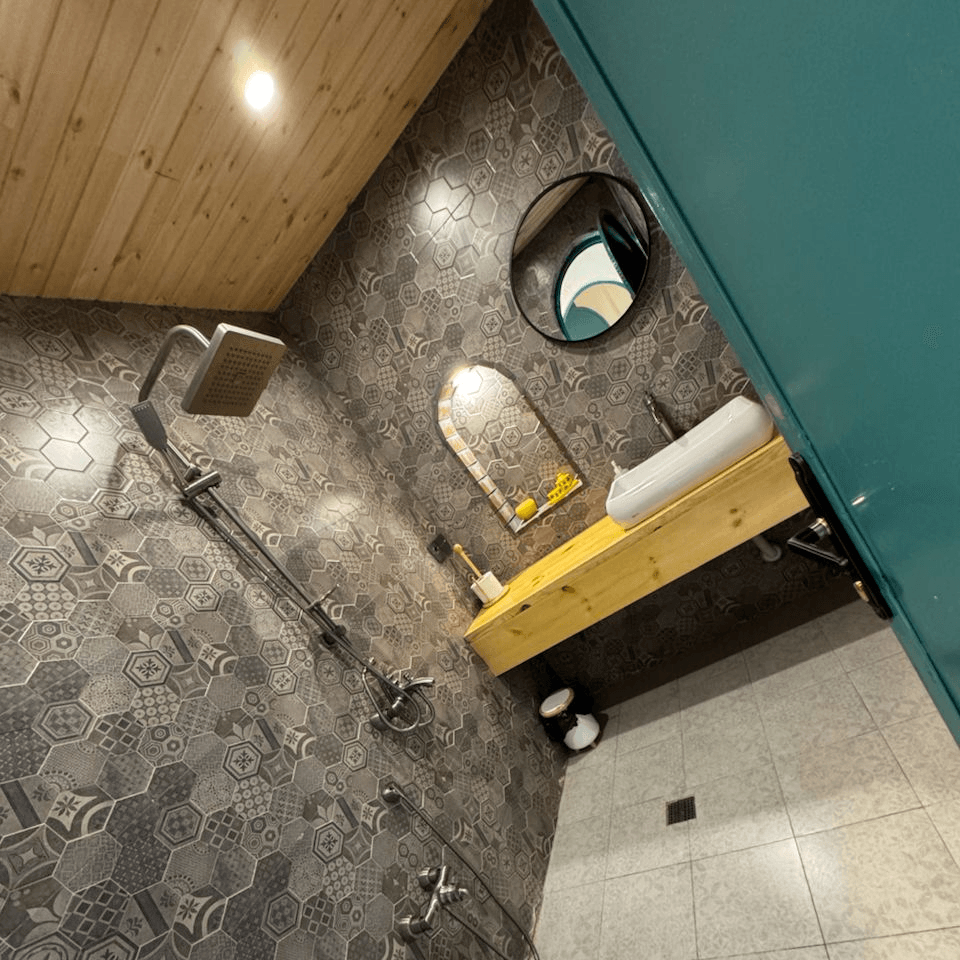 ویلا دوخوابه با استخر روباز در طبل قشم - گواوا حیاط و نما 