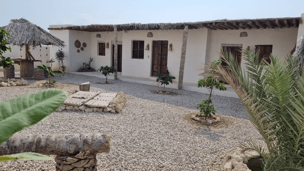   اقامتگاه بومگردی ساحلی در روستا مسن قشم - کُنته  حیاط و نما بیرون اتاق ها 