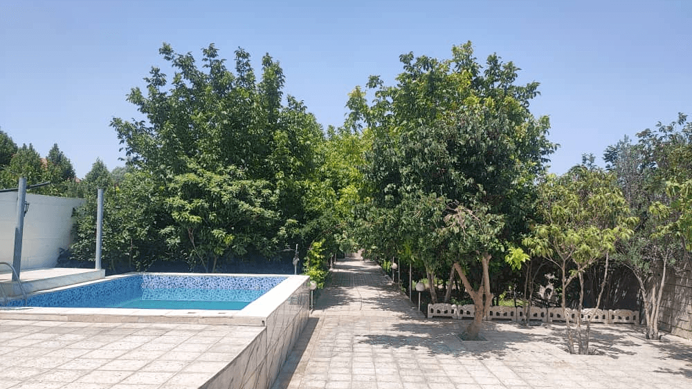 ویلا با استخر روباز آبسرد در شاپورجان شیراز حیاط