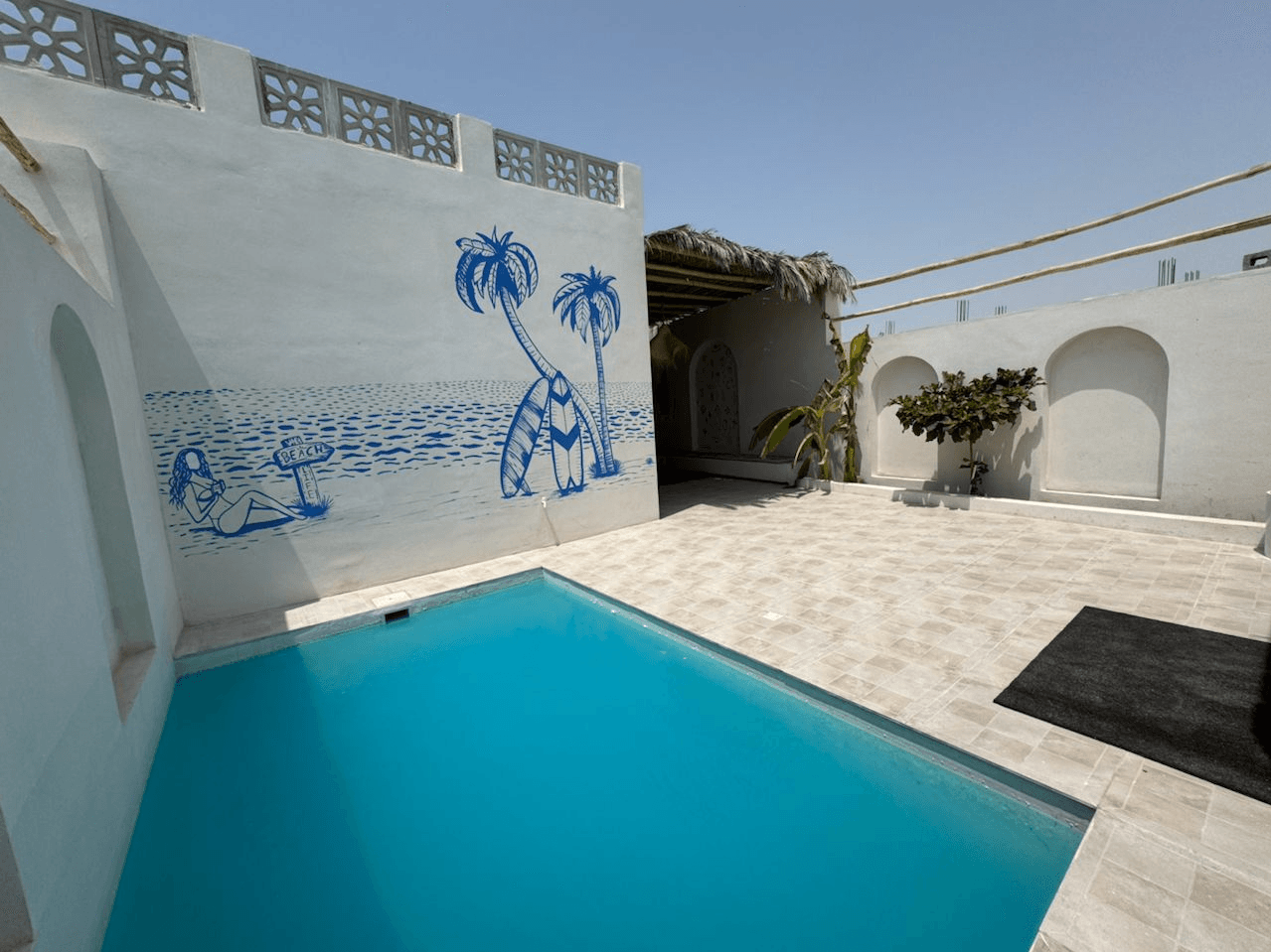 ویلا دوخوابه با استخر روباز در طبل قشم - گواوا حیاط و نما 