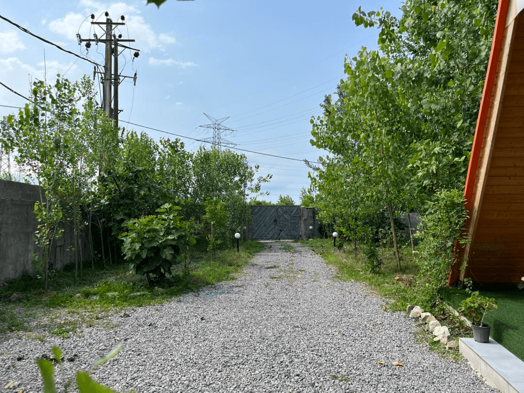 اجاره کلبه سوئیسی نزدیک ساحل در روستا میانرود رضوانشهر - زیزا  نما کلبه 