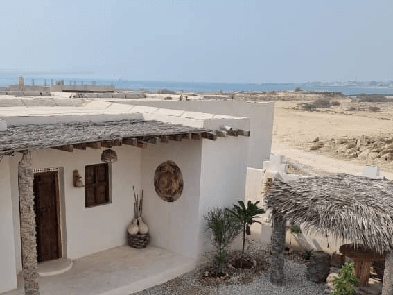   اقامتگاه بومگردی ساحلی در روستا مسن قشم - کُنته  حیاط و نما بیرون اتاق ها 