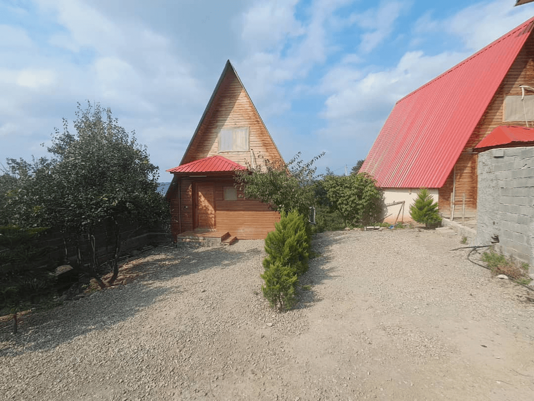 اجاره کلبه سوئیسی در روستا قرآن تالار شیرگاه - لفور  نما کلبه 