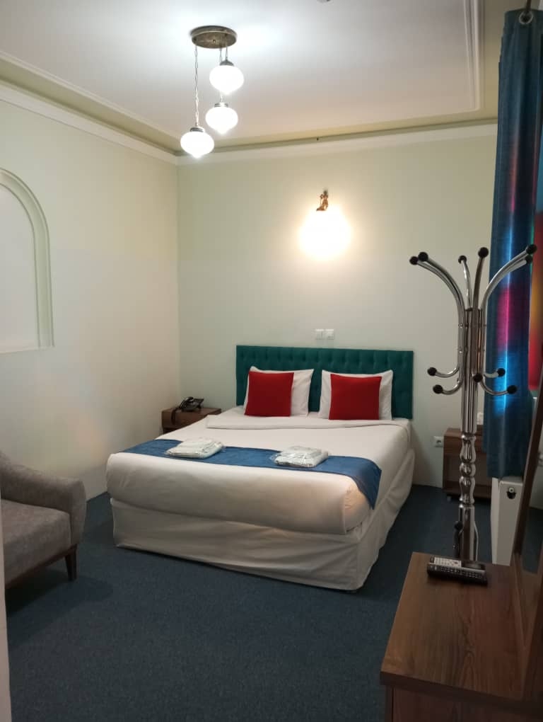 اجاره هتل سنتی در سنگ سیاه شیراز - دوتخته