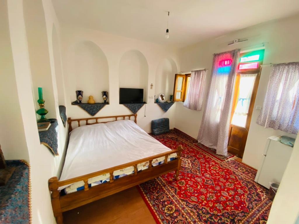 اجاره بومگردی سنتی در باغستان نطنز - ماه منیر