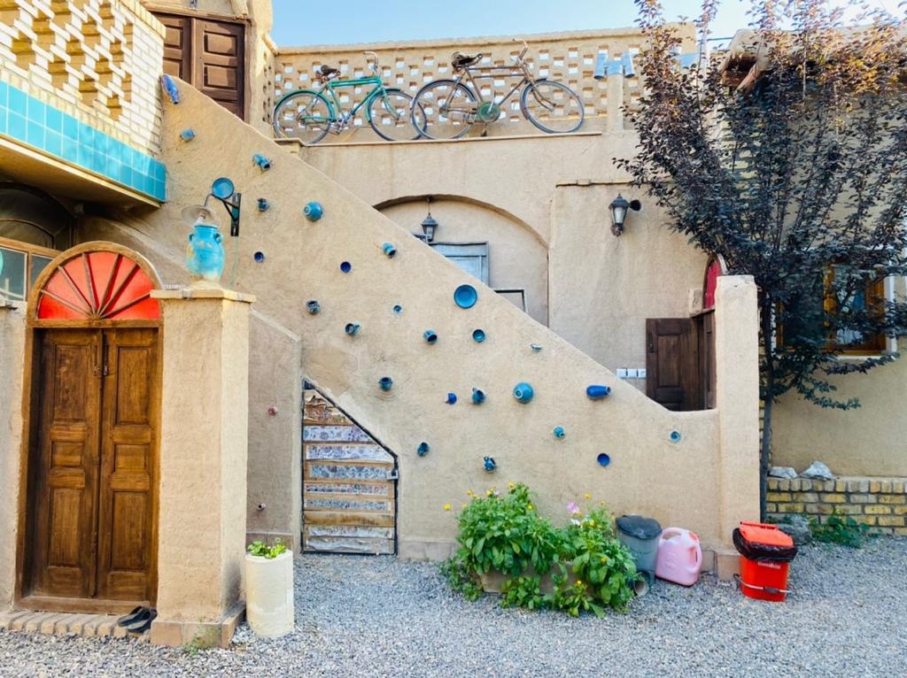 اجاره بومگردی سنتی در باغستان نطنز - ماه منیر