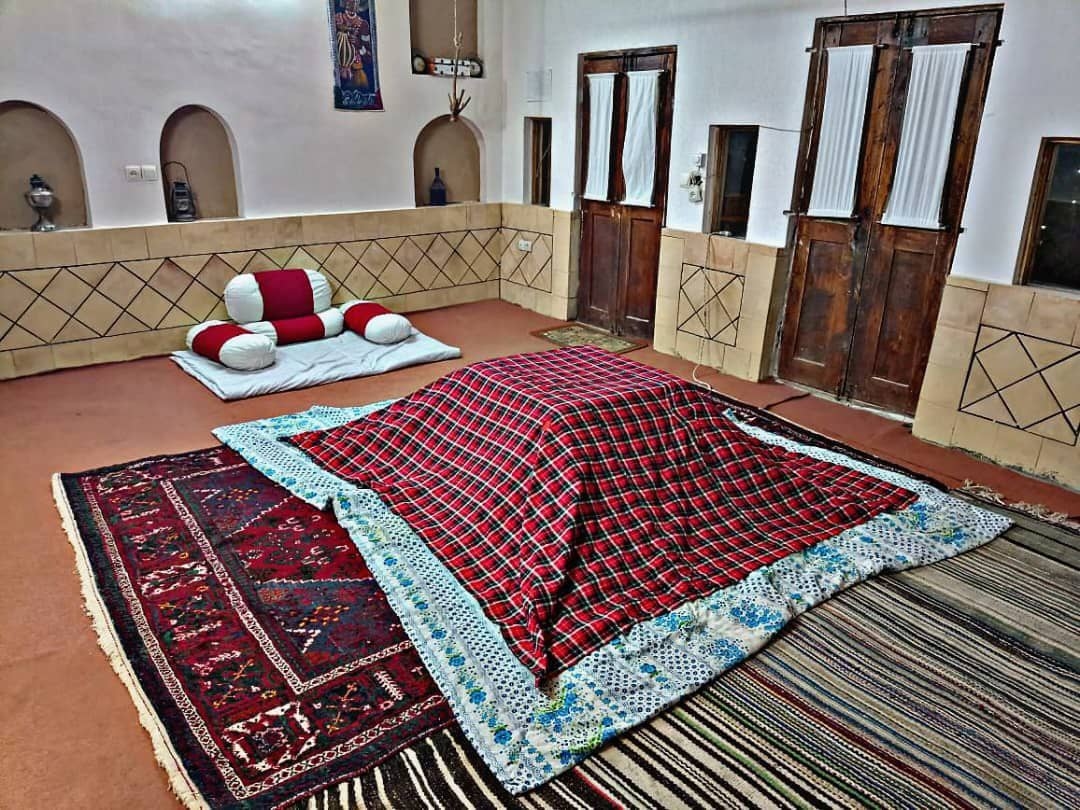 اجاره اقامتگاه بومگردی در بَرزُک کاشان - گل محمدی