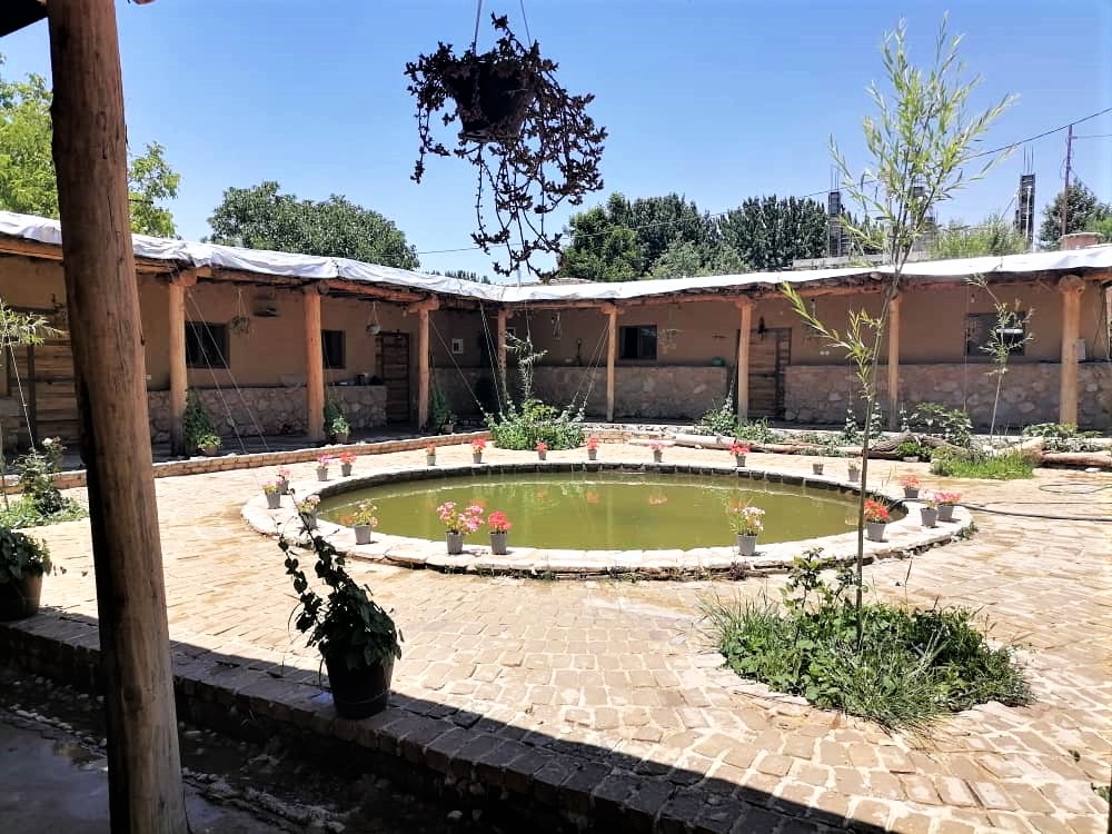 اجاره خانه روستایی در سربست سپیدان - 120 متری دوخوابه همکف