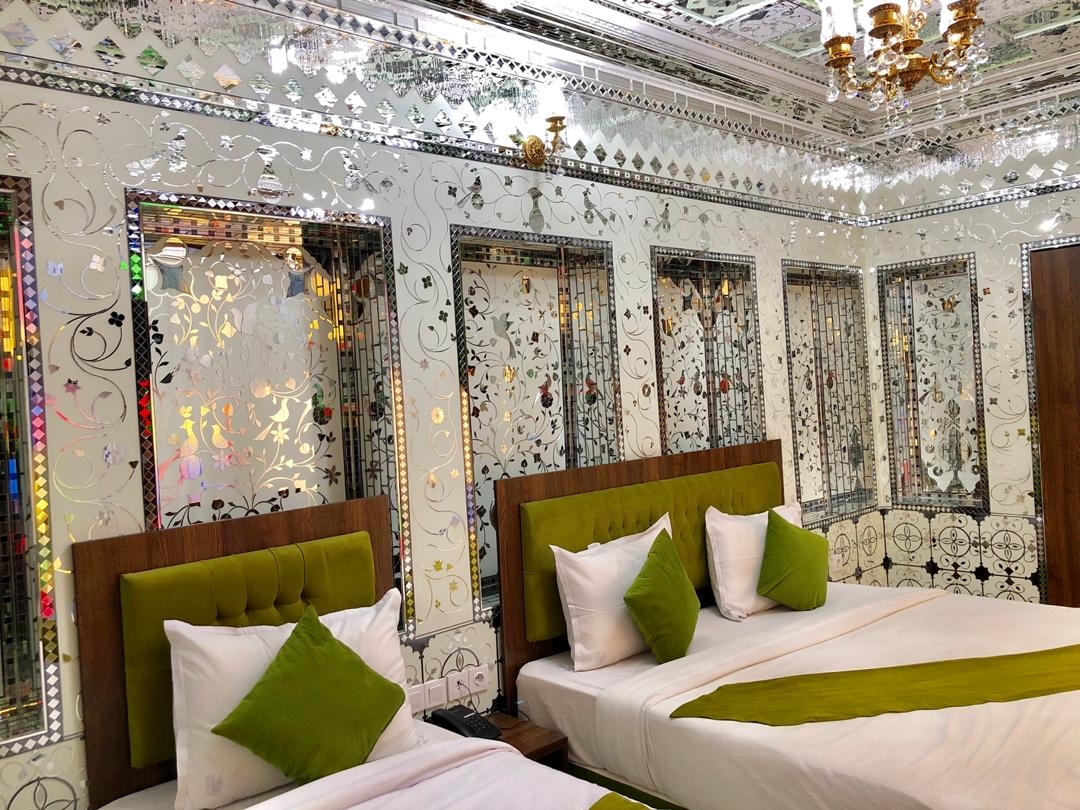 اجاره اتاق سنتی در 9 دی شیراز - اتاق سه تخته آینه