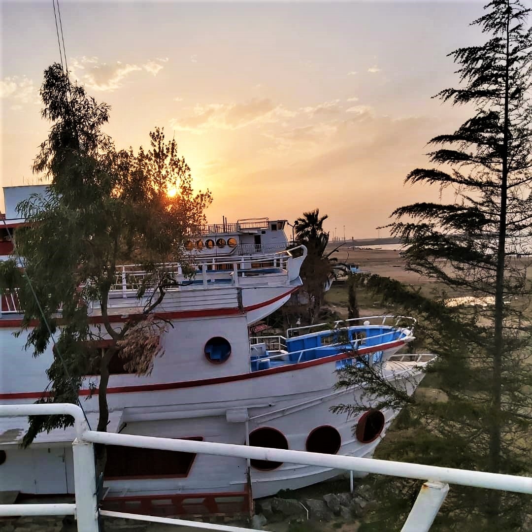 اجاره کشتی ساحلی در ساحل قو بندرانزلی - قرمز بالا