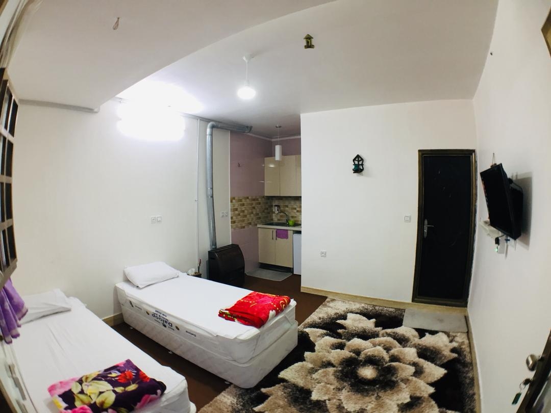 اجاره سوئیت سنتی در قلعه نوخرقان شاهرود-یک تخته ورودی تراس