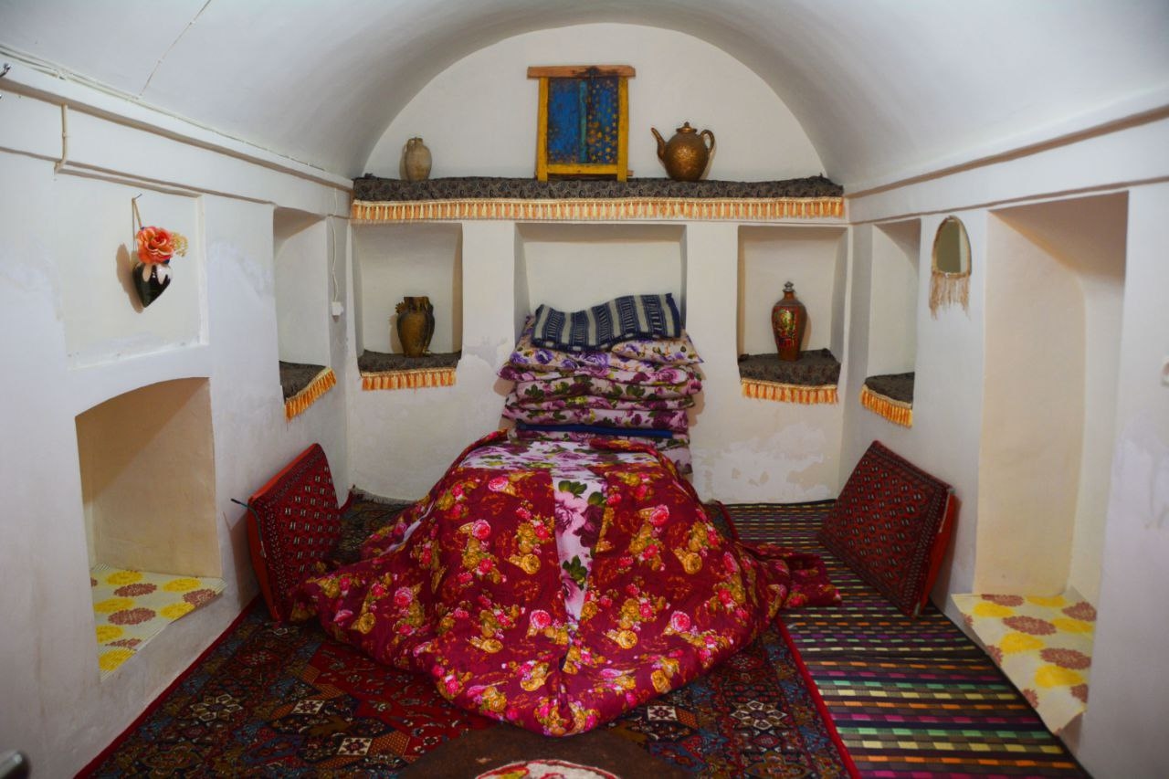 اجاره اتاق سنتی در بیابانک سرخه - سمنان - کرسی