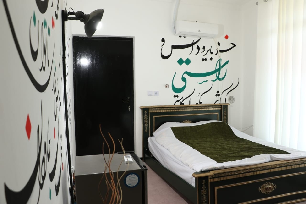 اجاره اتاق سنتی در خفر - بیژن و منیژه