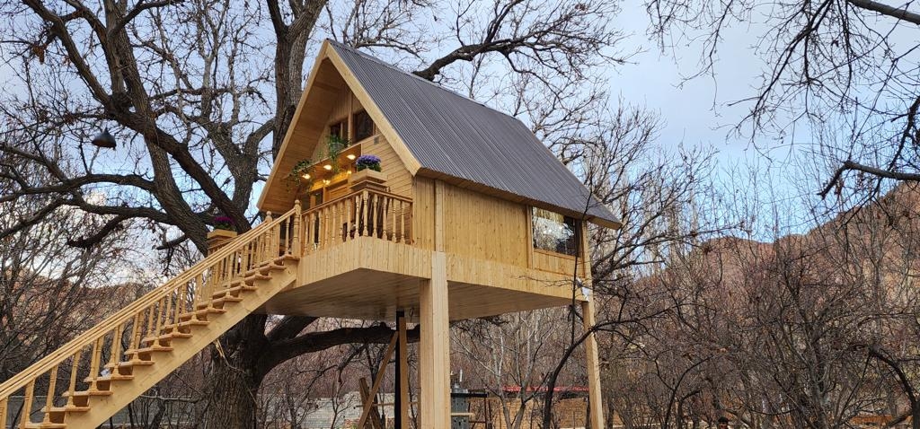 اجاره کلبه چوبی درختی خمده فیروزکوه - آرامیس